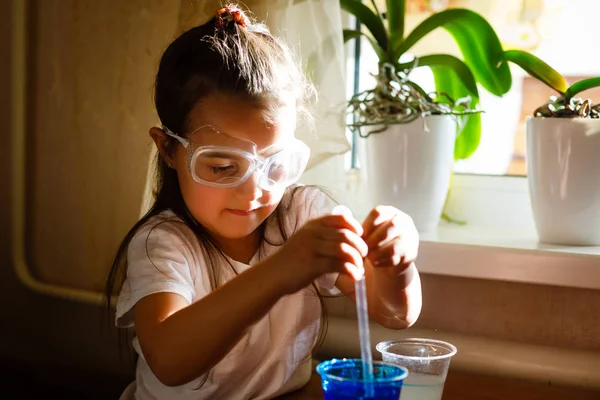 Menina Experimentando Aula Ciências Elementares Com Óculos Proteção — Fotografia de Stock