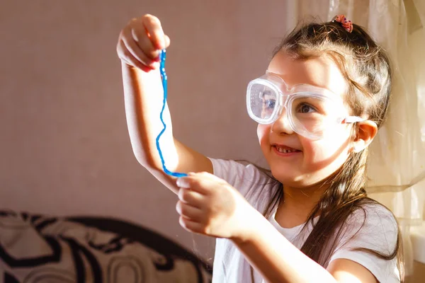 Kleines Mädchen Experimentiert Grundschulunterricht Mit Schutzbrille — Stockfoto