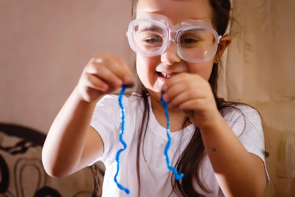 Kislány Kísérletezik Elemi Science Osztály Védőszemüveg — Stock Fotó