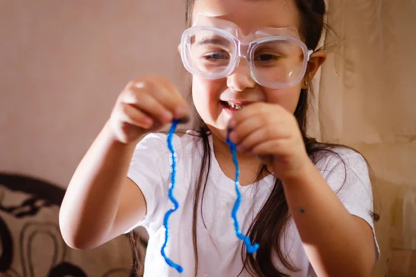 Bambina Che Sperimenta Classe Scienze Elementari Con Occhiali Protettivi — Foto Stock