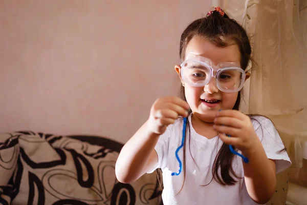 Küçük Kız Koruyucu Gözlük Ile Lköğretim Fen Bilgisi Dersinde Deney — Stok fotoğraf