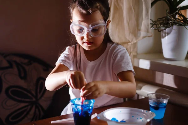 Menina Experimentando Aula Ciências Elementares Com Óculos Proteção — Fotografia de Stock