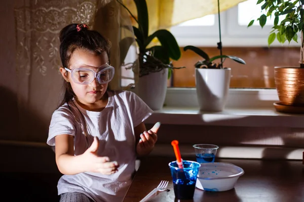 Bambina Che Sperimenta Classe Scienze Elementari Con Occhiali Protettivi — Foto Stock