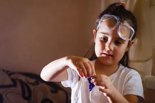 Menina Experimentando Aula Ciências Elementares Com Óculos Proteção — Fotografia de Stock