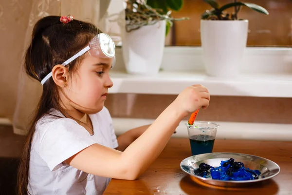 Menina Experimentando Aula Ciências Elementares Com Óculos Proteção — Fotografia de Stock