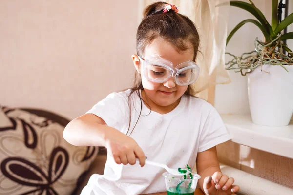 Menina Experimentando Aula Ciências Elementares Com Óculos Proteção — Fotografia de Stock