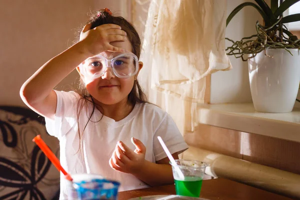 Bambina Che Sperimenta Classe Scienze Elementari Con Occhiali Protettivi — Foto Stock