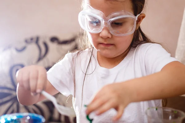 Bambina Che Sperimenta Classe Scienze Elementari Con Occhiali Protettivi — Foto Stock