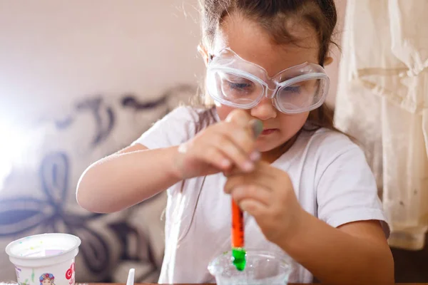 Menina Experimentando Aula Ciências Elementares Com Óculos Proteção — Fotografia de Stock
