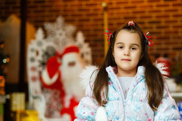 Портрет Милої Маленької Дівчинки Будинку Санти — стокове фото