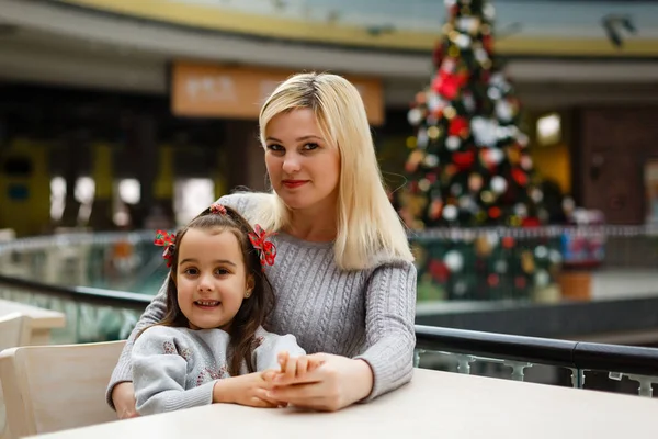 Felice Madre Figlia Nel Centro Commerciale Natale — Foto Stock