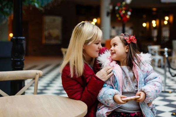 Jovem Mãe Com Pequena Filha Café Decorado Natal — Fotografia de Stock