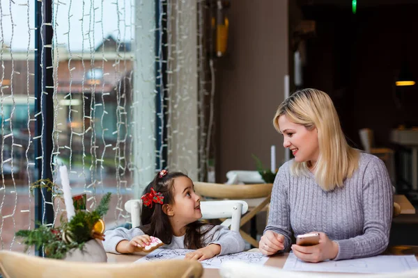 Fiatal Anya Kislánya Karácsonyi Díszített Kávézó — Stock Fotó