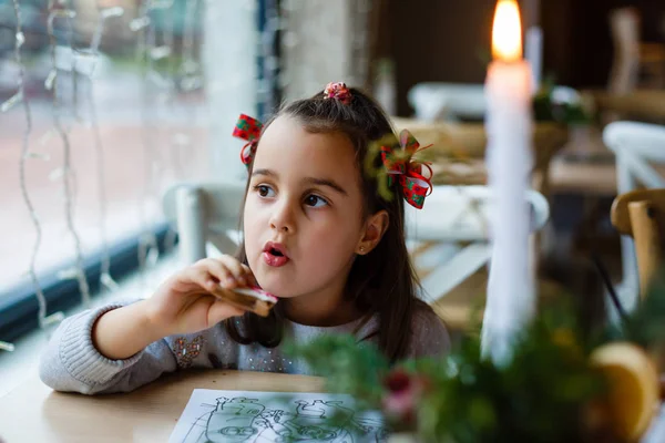 Retrato Uma Menina Bonita Café — Fotografia de Stock