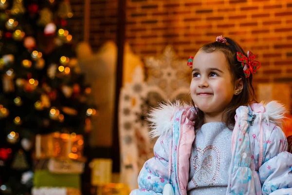 Маленькая Девочка Позирует Рождественском Фоне — стоковое фото