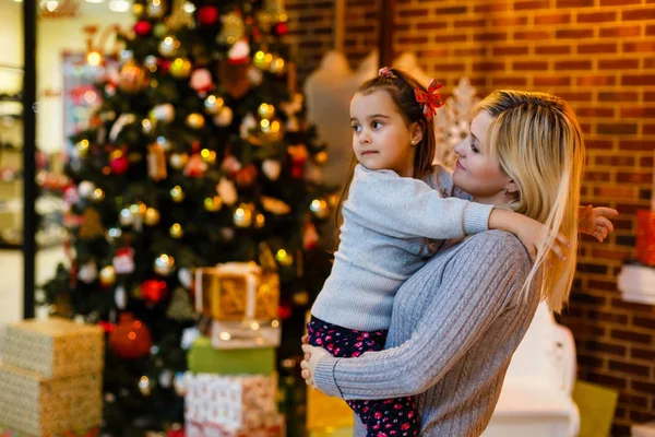 Jovem Mãe Com Pequena Filha Interior Decorado Natal — Fotografia de Stock