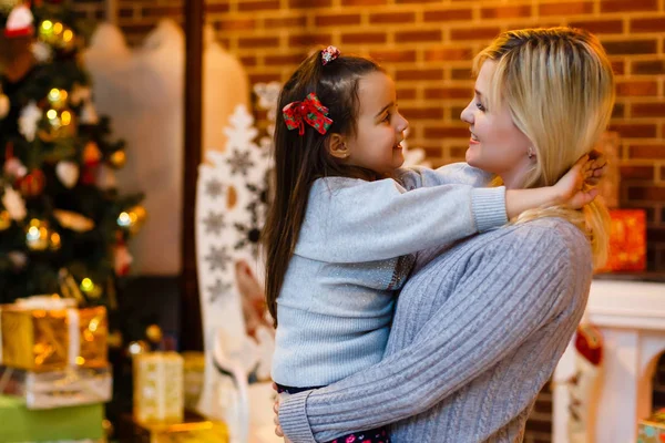 Jovem Mãe Com Pequena Filha Interior Decorado Natal — Fotografia de Stock