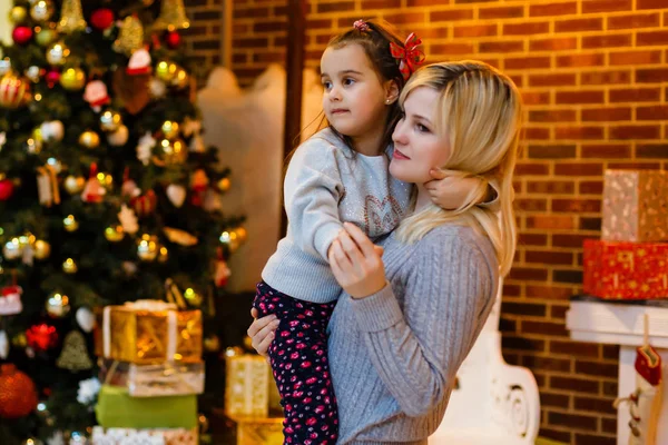 Jovem Mãe Com Pequena Filha Interior Decorado Natal — Fotografia de Stock