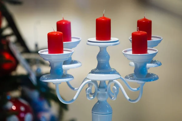 Weißer Leuchter Mit Roten Kerzen — Stockfoto