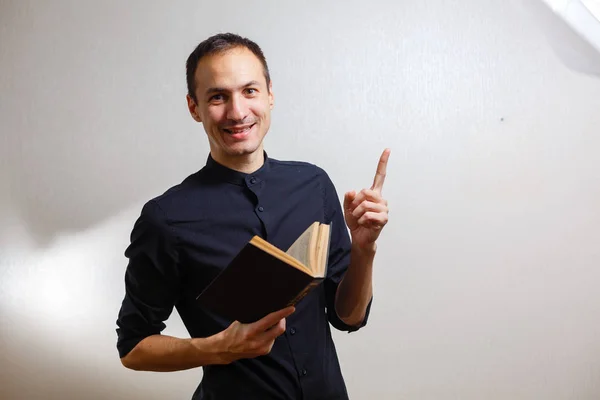 Homem Camisa Preta Segurando Bíblia Sagrada Fundo Branco — Fotografia de Stock