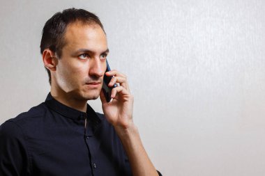 Beyaz arka plan üzerinde Smartphone kullanarak iş adamı 