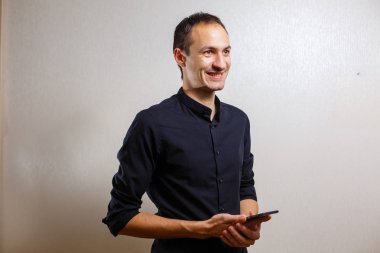 Beyaz arka plan üzerinde Smartphone kullanarak iş adamı 