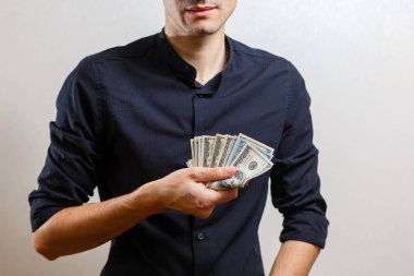 Beyaz arka planda izole para tutan adamın portresi 