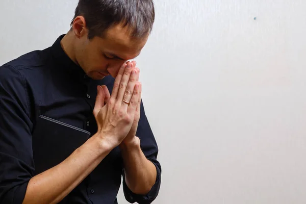 Πιστός Ώριμος Άνθρωπος Προσεύχεται Στο Θεό Λευκό Φόντο — Φωτογραφία Αρχείου