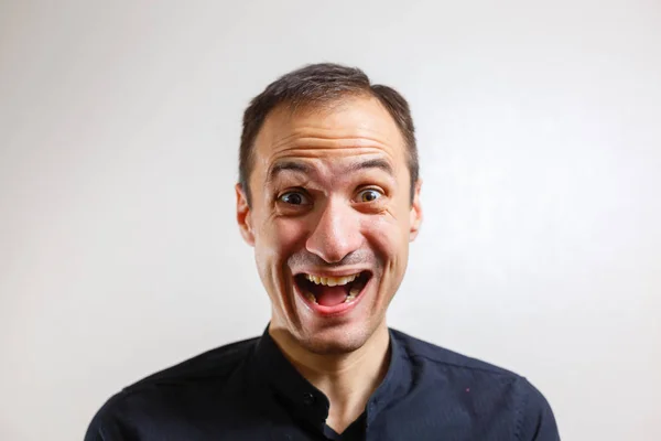 Retrato Joven Caucásico Con Mueca Cara Posando Sobre Fondo Gris — Foto de Stock