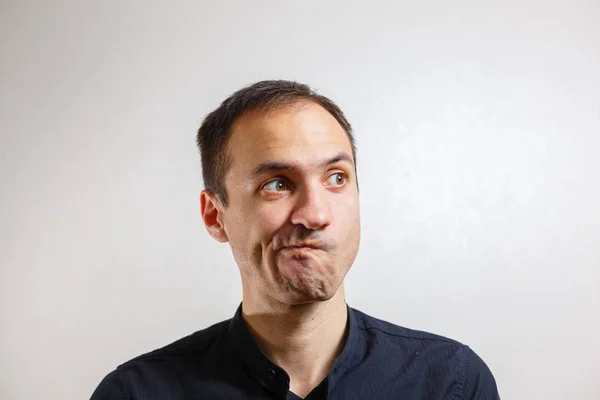 Retrato Joven Caucásico Con Mueca Cara Posando Sobre Fondo Gris — Foto de Stock