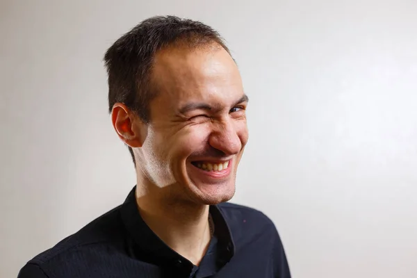Porträtt Unga Kaukasiska Man Med Grimas Ansiktet Poserar Grå Bakgrund — Stockfoto