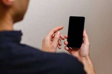 Beyaz arka plan üzerinde Smartphone kullanarak iş adamı 