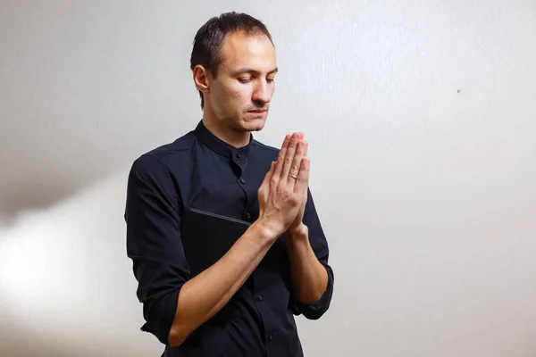 Νεαρός Άνδρας Που Προσεύχεται Γκρίζο Φόντο — Φωτογραφία Αρχείου