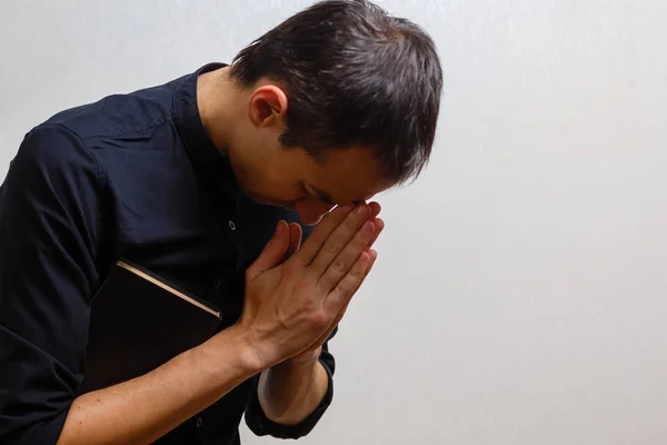 Молодой Человек Молится Сером Фоне — стоковое фото
