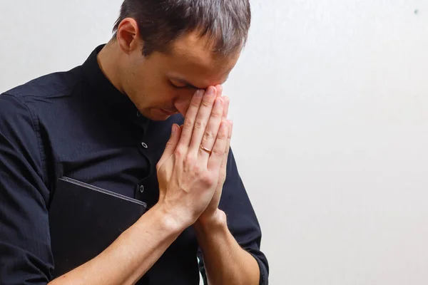 Молодой Человек Молится Сером Фоне — стоковое фото