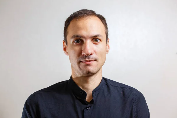 Porträtt Unga Kaukasiska Man Med Grimas Ansiktet Poserar Grå Bakgrund — Stockfoto