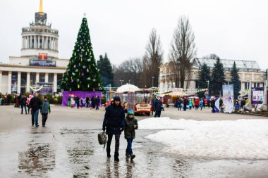 Kiev, UKRAINE - 31 Aralık 2017 Kış Ülkesi Vdnh sergisi Yeni Yıl ve Noel tatili için dekore edildi  