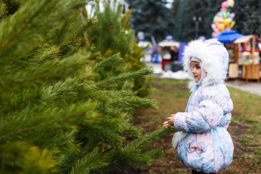 Küçük kız Noel ağacının yanında
