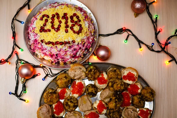 Νέα Χρονιά Σαλάτα Και Ορεκτικά Ξύλινο Τραπέζι — Φωτογραφία Αρχείου