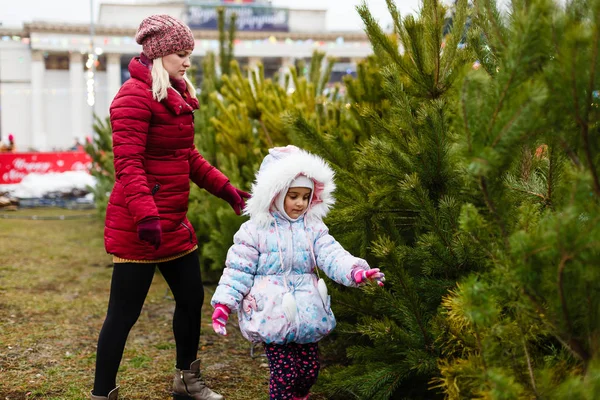 Jeune Femme Avec Petite Fille Ramassant Arbre Noël Sur Marché — Photo