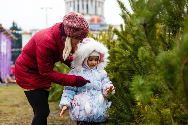 Jeune Femme Avec Petite Fille Ramassant Arbre Noël Sur Marché — Photo