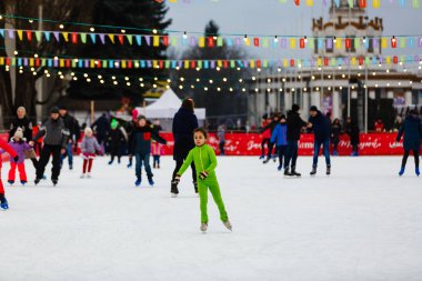 Kiev, UKRAINE - 31 Aralık 2017 İnsanlar buz pateni pistinde  