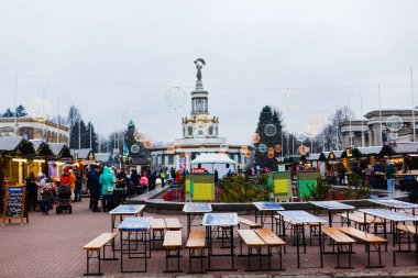 Kiev, UKRAINE - 31 Aralık 2017 Kış Ülkesi Vdnh sergisi Yeni Yıl ve Noel tatili için dekore edildi  