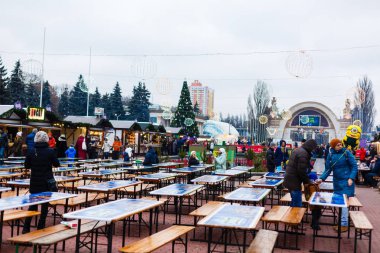 Kiev, UKRAINE - 31 Aralık 2017 Kış Ülkesi Vdnh sergisi Yeni Yıl ve Noel tatili için dekore edildi  