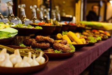 Izgara patates, mısır salatası ve yakın plan kırmızı şarap.