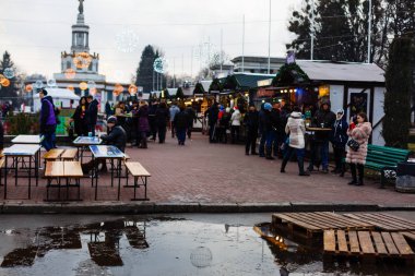 Kiev, UKRAINE - 31 Aralık 2017 Kış Ülkesi Vdnh sergisi Yeni Yıl ve Noel tatili için dekore edildi  