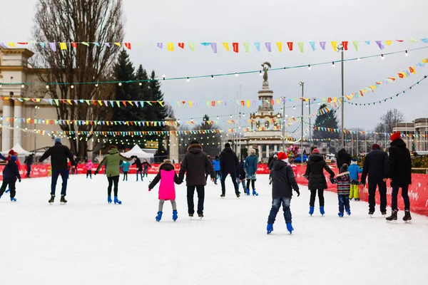 Kiev Ucrânia Dezembro 2017 Pessoas Patinando Gelo Ringue Livre — Fotografia de Stock