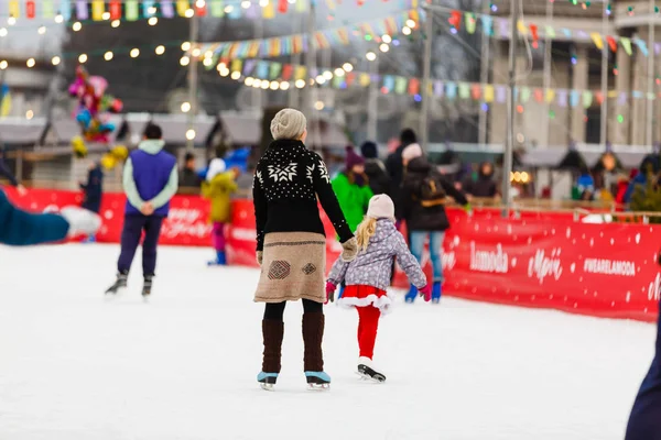 2017年12月31日人们在室外溜冰场上滑冰 — 图库照片
