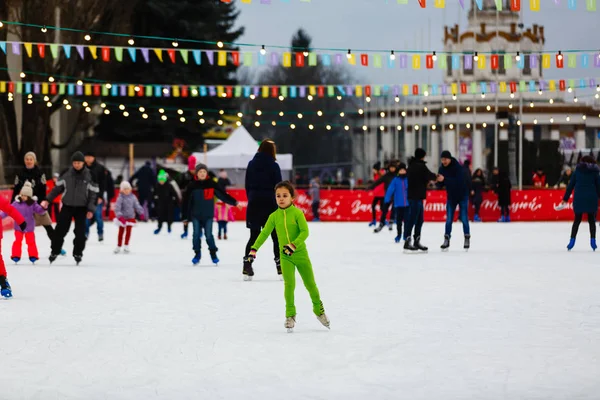 Kiev Ukraine December 2017 Mensen Schaatsen Buiten Ijsbaan — Stockfoto