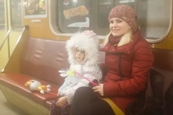 Kleines Mädchen Mit Ihrer Mutter Eisenbahnwaggon — Stockfoto